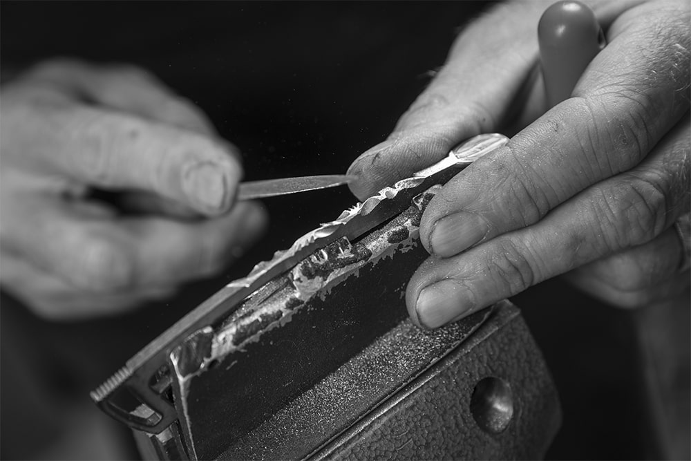 Guillochage en cours à l'atelier